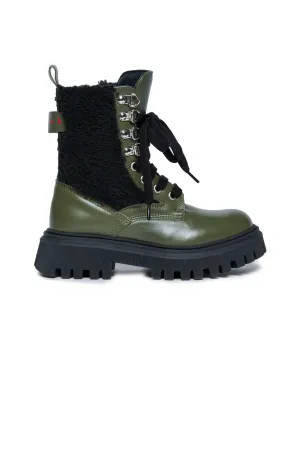 Boots with teddy inserts